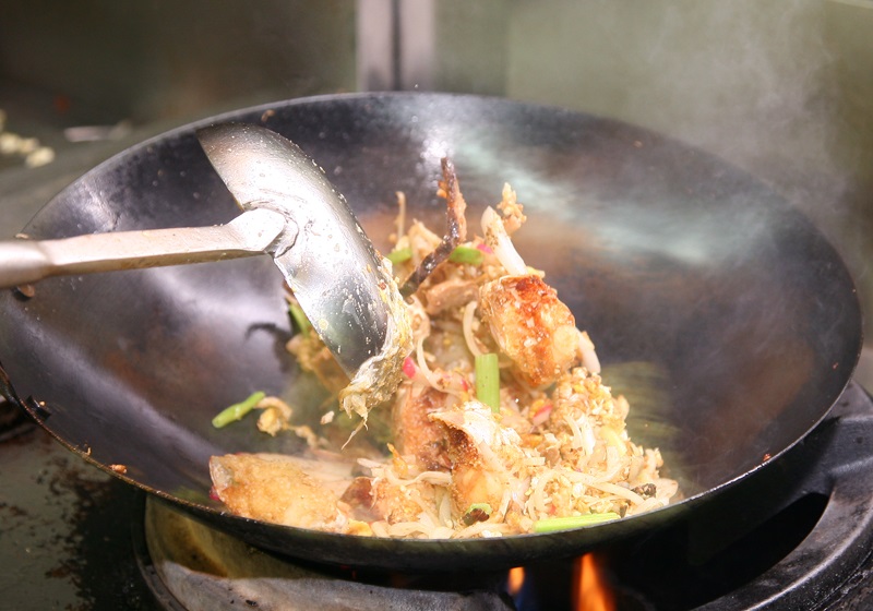 下全部調味料炒約30秒，再放入蟹肉塊、筍絲、魚板絲及香菇絲、香菜炒勻即完成。