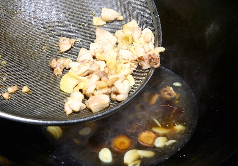 雞腿丁放入後，以中火煮15分鐘至入味即可。