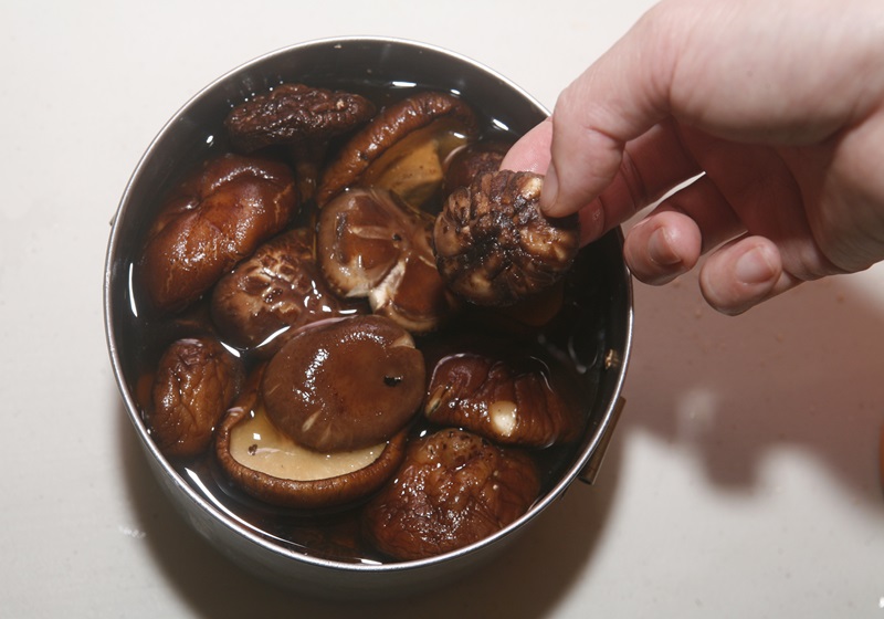 乾香菇泡水30分鐘後瀝乾，將香菇、胡蘿蔔、木耳、榨菜切絲，金針菇去掉根部、對半切段，芹菜切段備用。