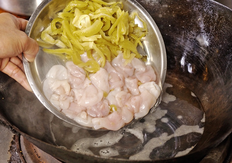 取鍋倒入可蓋過酸菜和魚肚分量的水，將水煮開，把酸菜、魚肚放入熱水中汆燙2分鐘左右，撈出後立刻用冷水沖洗約10秒鐘，再瀝乾水備用。
