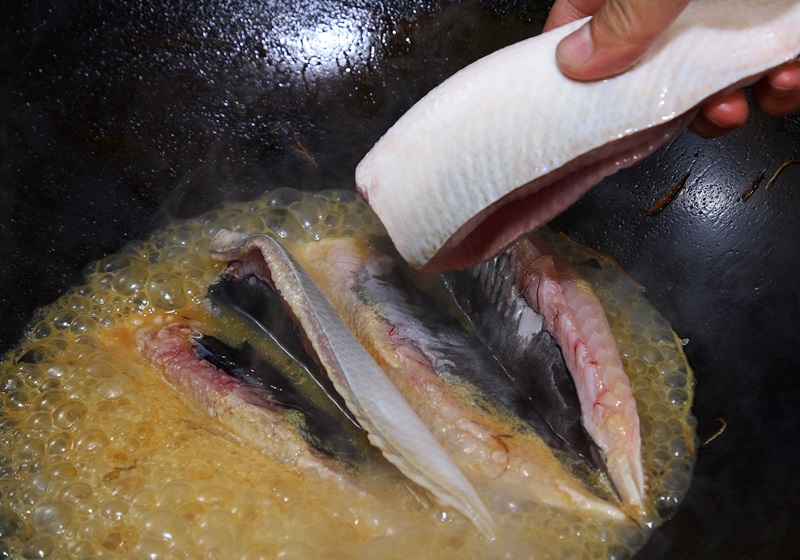 等味增醬煮滾後，把虱目魚肚放入鍋內。