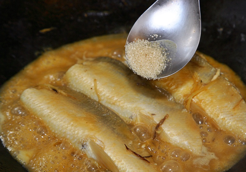 大約燉煮5分鐘後，加進糖調味。