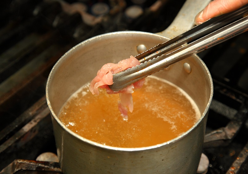 起一鍋水，開中火將水煮滾後，把麥豬肉片放進汆燙到全熟。