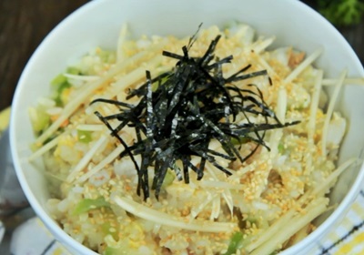 淋上蛋汁煮到凝結起鍋，點上海苔絲、白芝麻、薑絲即可。