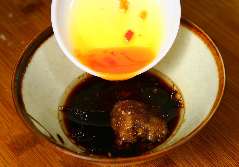將蒜泥和全部調味料攪拌均勻，完成醬汁