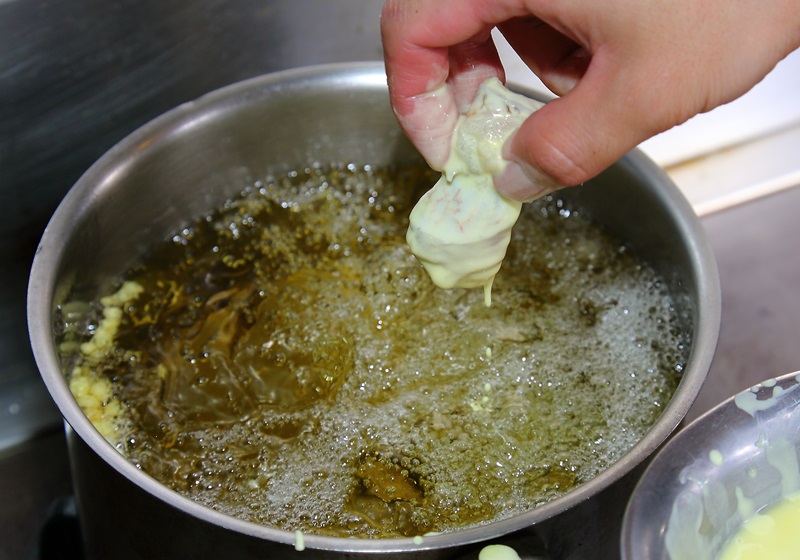 酥炸粉加入40c.c.水，攪拌成麵糊，取魚捲放入麵糊中沾裹後，放入攝氏130度油鍋中炸至表面金黃時起鍋，瀝乾油後擺盤、淋上步驟1的醬汁即完成。