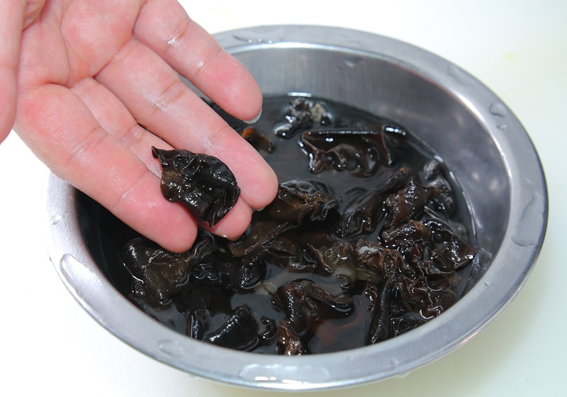 乾燥雲耳以冷水泡開1小時，洗淨瀝乾。煮滾開水，放入木耳及雲耳，汆燙2分鐘至熟後瀝乾，置於室溫冷卻。