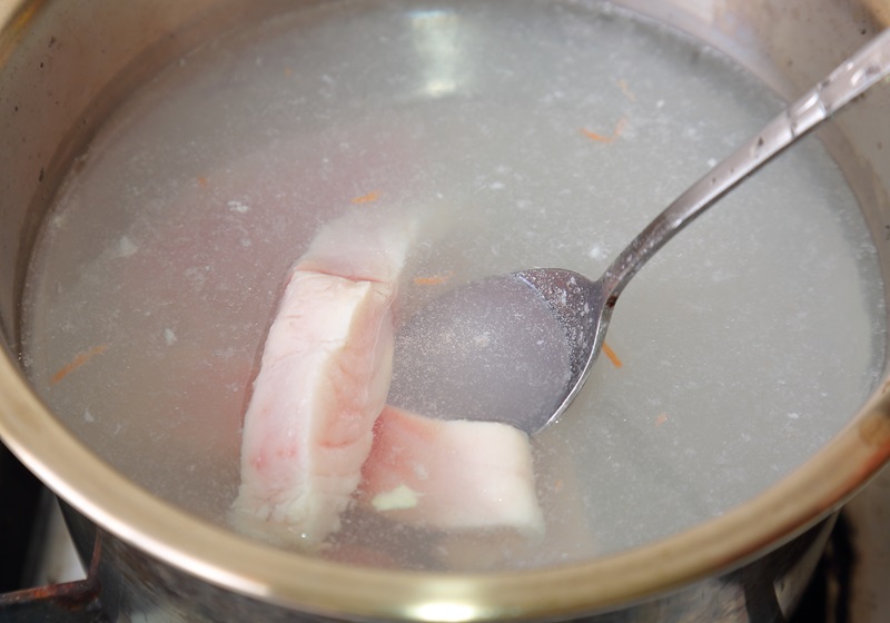 魚肉放入雞高湯中，置於爐子上加熱煮熟，撈出、剔除魚刺，備用。高麗菜、紅蘿蔔洗淨切絲，與米一起加入魚湯中，放進電鍋，外鍋加1杯水，待蒸熟後再燜約10分鐘。