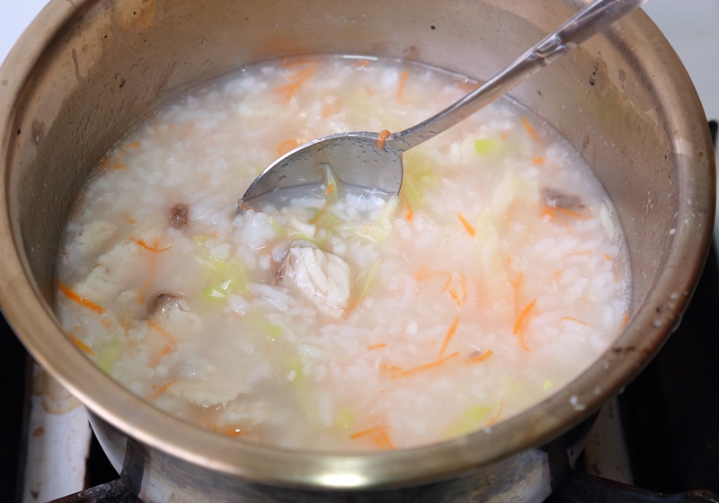 取一小鍋，將粥、魚肉一起放入，置於爐子上以中小火加熱，過程中不斷攪拌，直至呈現糜狀，再以鹽調味，便可關火，即完成。
