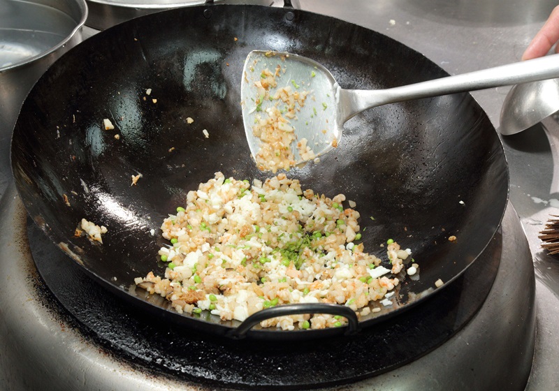 將蒜末、紅蔥頭末與調味料爆香後，加入燙過的食材與香菇丁、香菜末與芹菜末拌炒，再加入炸好的蛋白一起炒後起鍋備用。