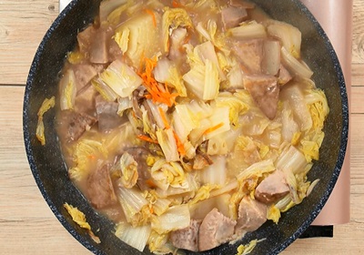 起鍋前下點香油，盛盤後放上蛋酥、香菜即可。