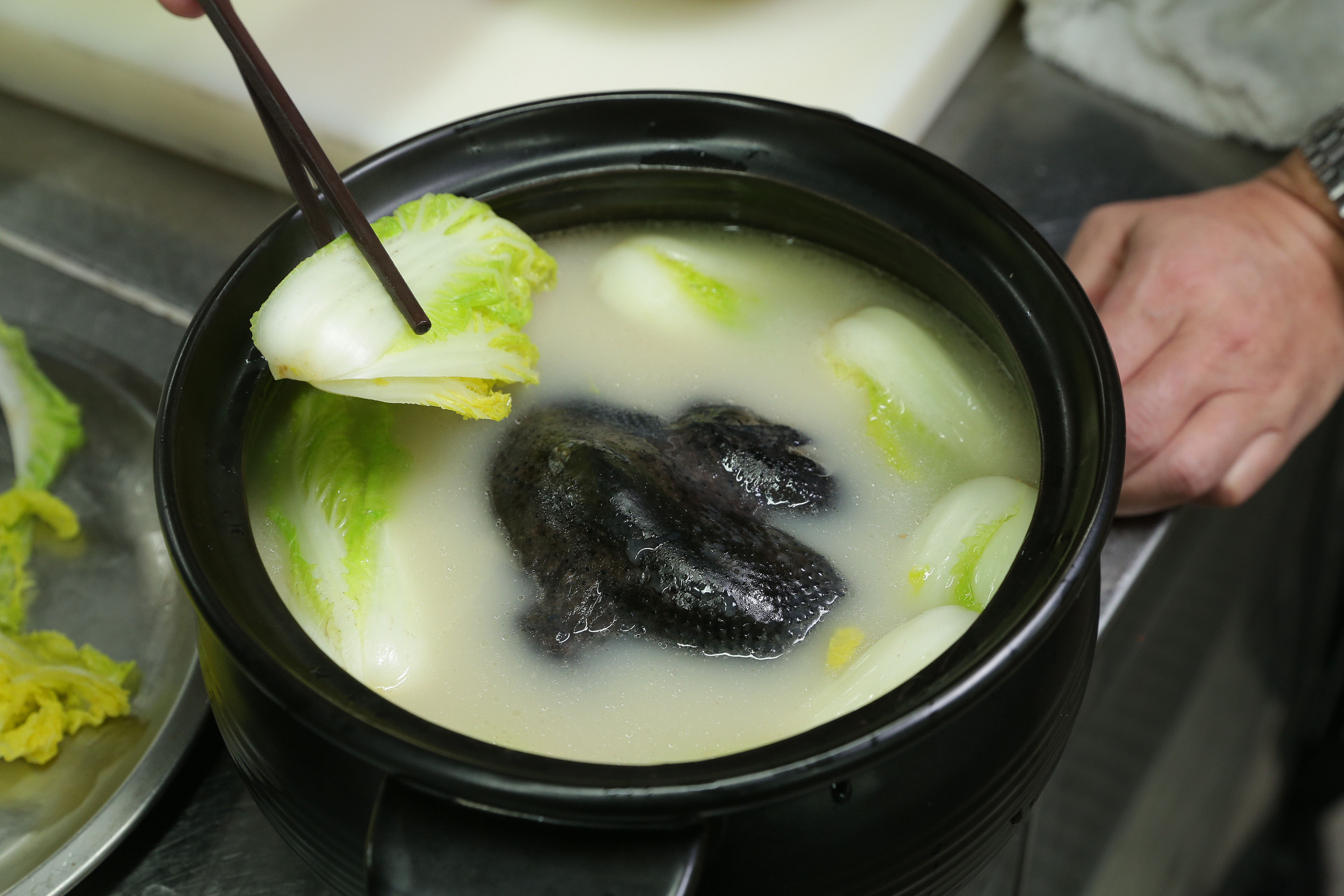 將娃娃菜事先汆燙、竹笙泡開備用，再放入砂鍋內一起蒸煮15分鐘即可。