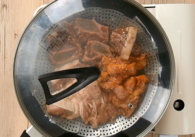 轉小火，待煙出來後蓋蓋子，直到煙消失即可。(煙燻完畢)