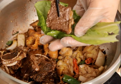 肉品熟透後，放入搭配萵苣中，搭配大蒜、芝麻葉一起食用即可。