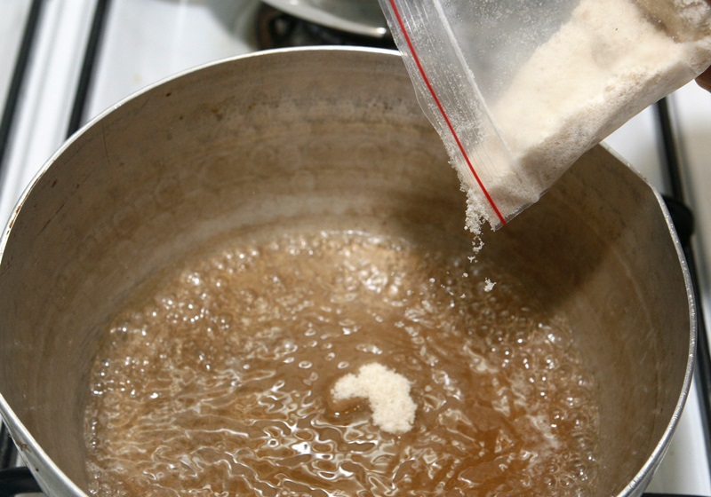 用熱水將乾燥玫瑰泡出茶水後倒入雪平鍋，加入冰糖粉煮成糖水。