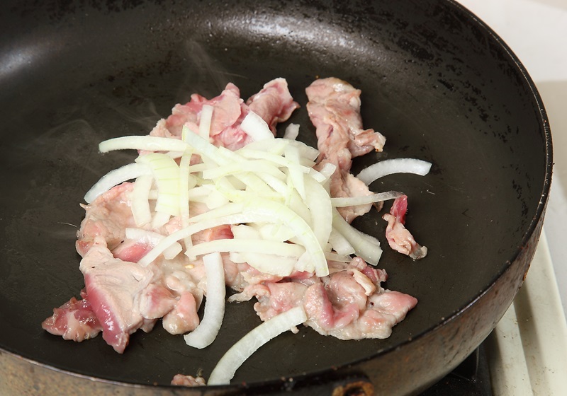 放入洋蔥絲，與里肌肉片1起炒出香味。