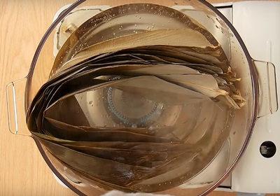 粽繩及粽葉放入滾水汆燙後，吊起晾乾備用。