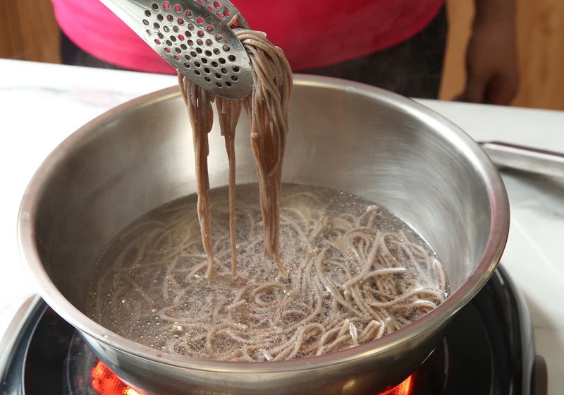 起一鍋滾水，以中火煮蕎麥麵條約10分鐘，熟成後撈起。