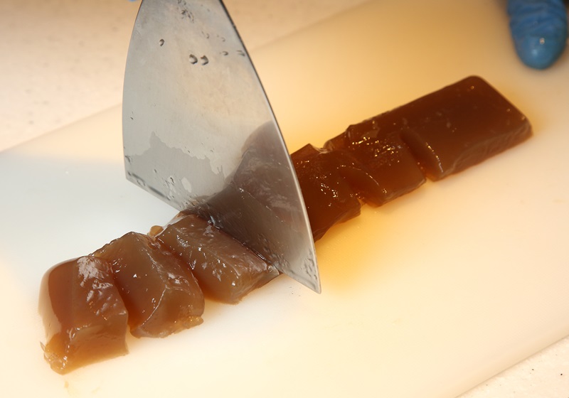 最後，將蕨餅切塊放在盤上，撒上黃豆粉、淋上冰涼的黑糖蜜即成。