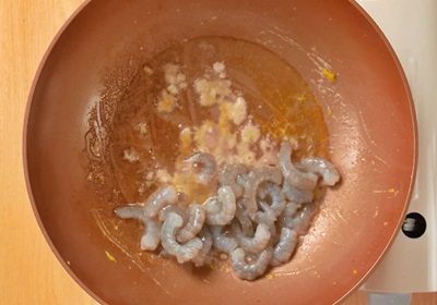 同一鍋下油，下蝦仁（需先洗淨並吸乾水分），炒至變色後撈起備用。