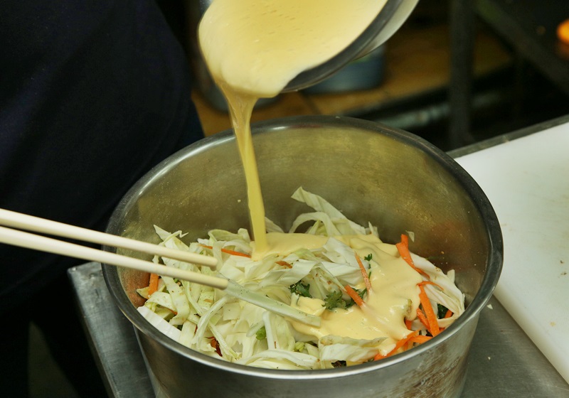 酥脆粉與少許水調和後，依序加入步驟1的食材及油蔥酥、胡椒鹽，混和均勻。