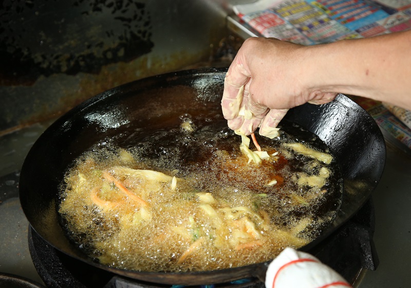 起油鍋約攝氏120度，將步驟2的食材分批煎熟，起鍋放涼約2∼3小時後，撒上海苔粉即可。