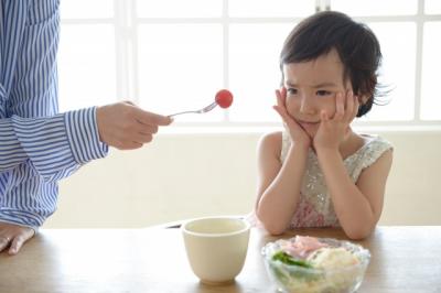 孩子不肯乖乖吃飯？爸媽必學 6 招來改善！