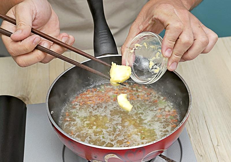 在煮蛤蠣的湯中加入醬油膏、米酒、辣椒末和奶油，一邊攪動，待奶油全部融化後便關火。