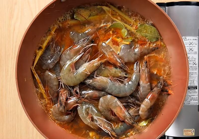 加入啤酒煮滾後確認調味，再放入蛤蜊、蝦子、中卷、淡菜，蓋鍋蓋煨煮。