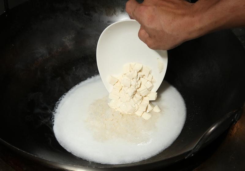 起一熱鍋,將山藥汁、白木耳、豆腐丁、蛋白、雞高湯、糖、胡椒粉加入煮滾。