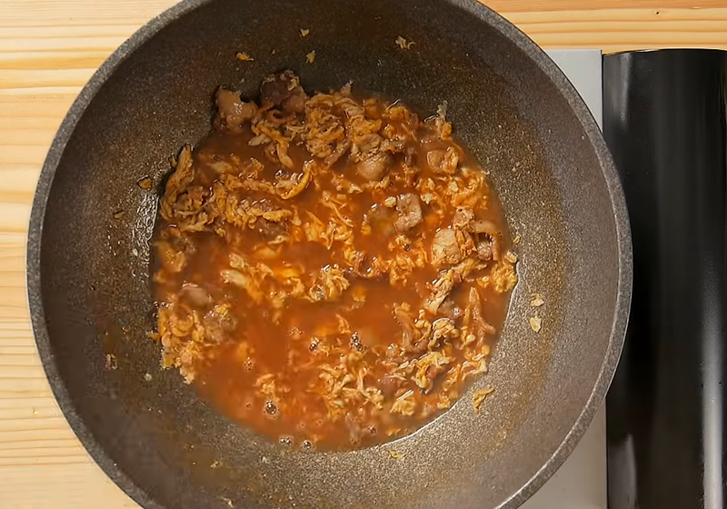 加入蛋拌炒，讓雞蛋抓住食材鮮味，再加入蝦湯、蠔油、醬油、魚露、糖、胡椒調味。
