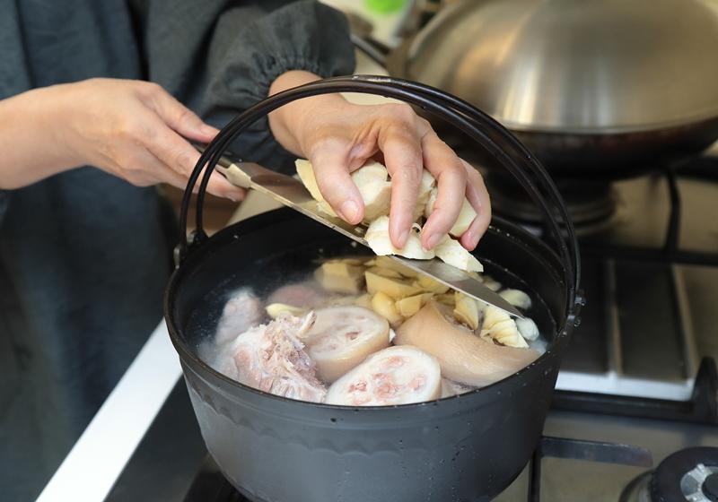 起一鍋放入所有食材，並加水至淹沒豬腳煮沸，沸騰後轉中小火。