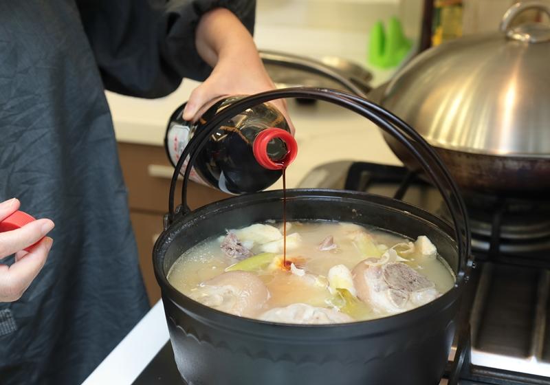 倒入米酒、糖、醬油，並將豬腳燉至軟透即可上桌。