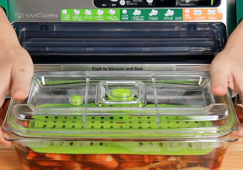 再將瀝乾水分的鮮蝦放入步驟2中，再倒入花雕酒，蓋上蓋子抽真空，放入冰箱冷藏一天即完成。