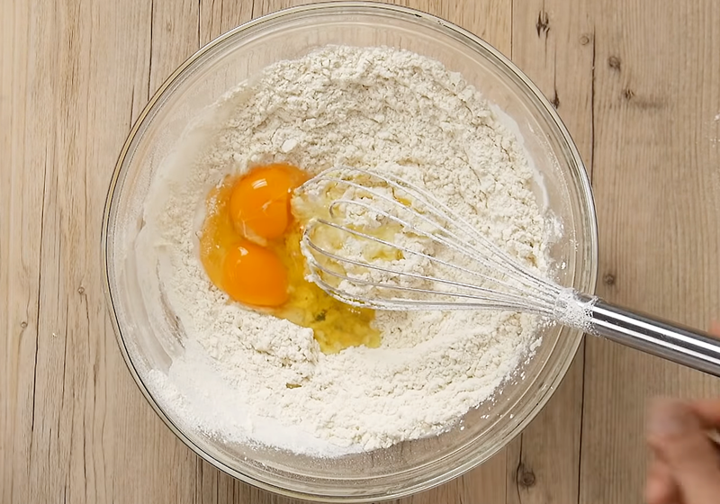 加入鹽、糖、全蛋兩顆、蛋黃、香草精攪拌均勻。