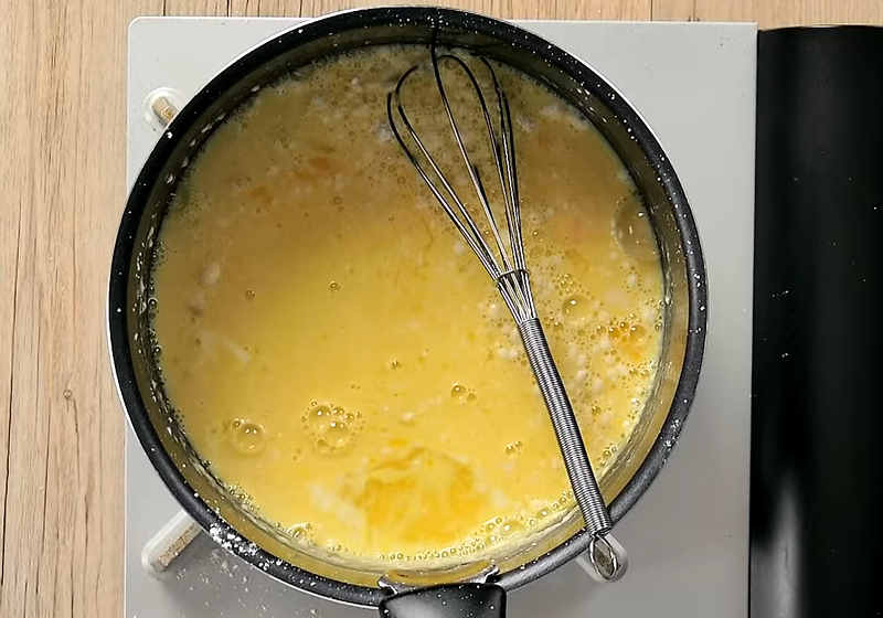 【卡士達醬】取鍋，加入一半牛奶、蛋黃、全蛋、玉米粉、麵粉、糖攪拌。