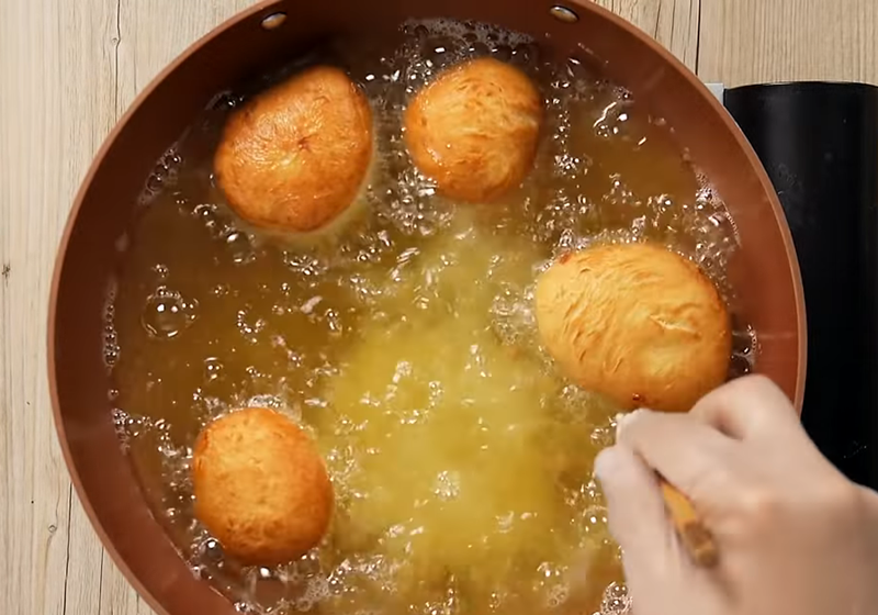 油溫170度，油炸甜甜圈，炸至兩面金黃上色即可撈起(約30秒到1分鐘)。