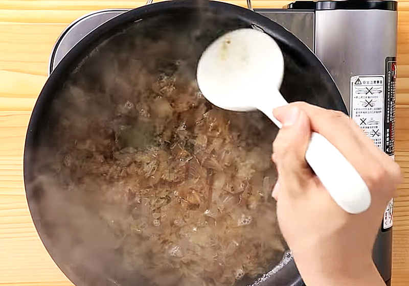 【湯底】下柴魚片，泡約10分鐘至柴魚片下沉。