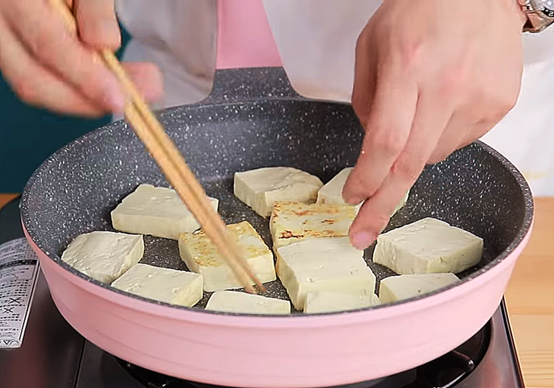 【食材處理】板豆腐下乾鍋，煎至兩面金黃，備用。