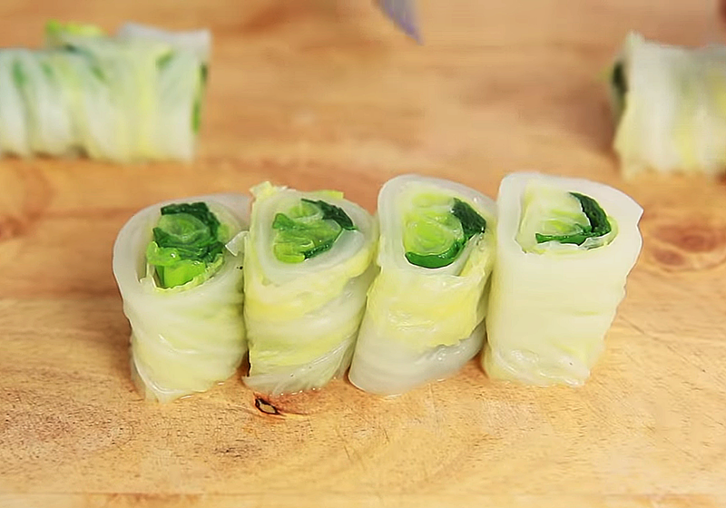 【食材處理】將白菜捲起後，壓出水份，切成適口小塊的蔬菜捲，備用。
