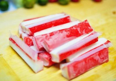 吃火鍋少不了的蟹肉棒，一定要「脫膜」才能下鍋？