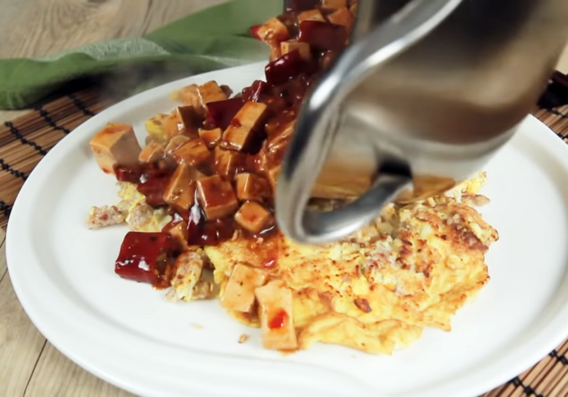 最後將麻婆豆腐淋在烘蛋上即可。