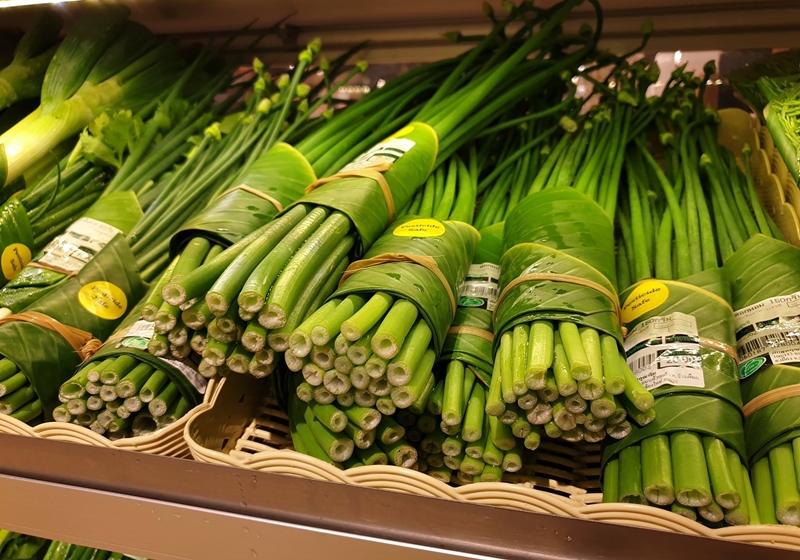 網友讚！泰國超市用「香蕉葉」代替塑料包裝 (影音)
