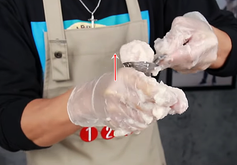 【包餡】將打好的魚漿搓起，包入內餡後，用虎口往上搓擠出丸子形，再用湯匙挖起，可以做出漂亮的形狀。