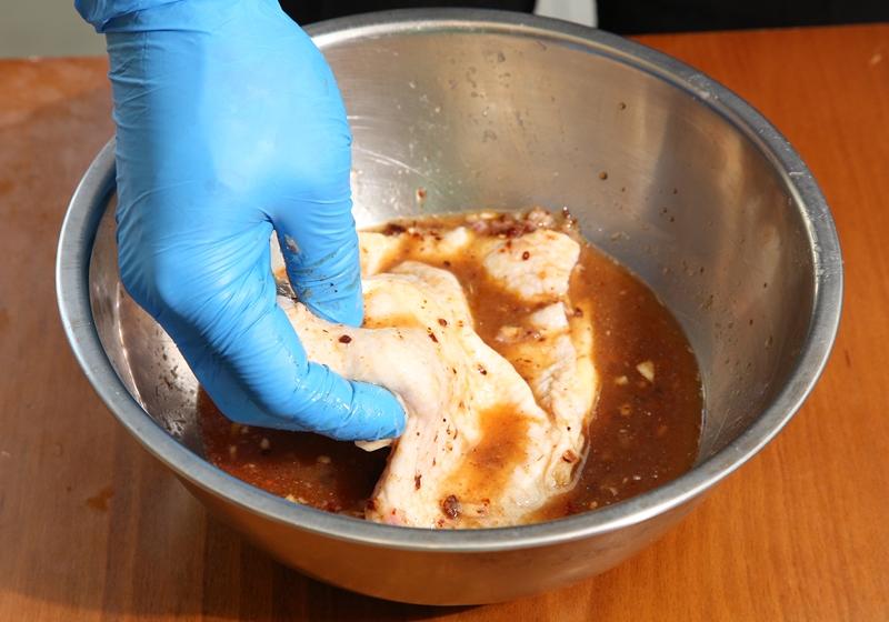 在醃料中放入去骨雞腿肉充分抓揉後，接著加入沙拉油、撒太白粉做油封，再次抓揉均勻，接著封上保鮮膜放置冰箱8小時，完成後放入攝氏180度烤箱，烤12分鐘後取出備用。