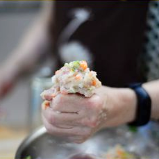 用手抓起肉泥，握拳從虎口搓擠出魚丸，不用刻意整圓，更有手工魚丸的韻味。