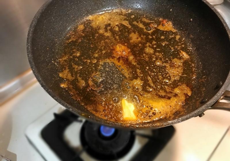將火轉小，鍋子舉離火源，放入奶油燒融，可以避免高溫使奶油燒焦。