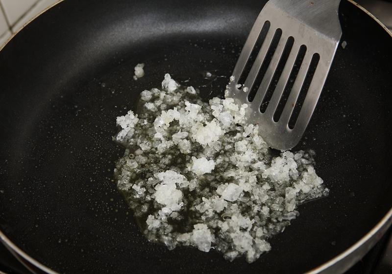 冰糖會慢慢融成糖漿，炒約3分鐘即可將熱開水1,600c.c.倒入鍋中，以中火煮30秒，並適度攪拌，至糖均勻融於水中即可。