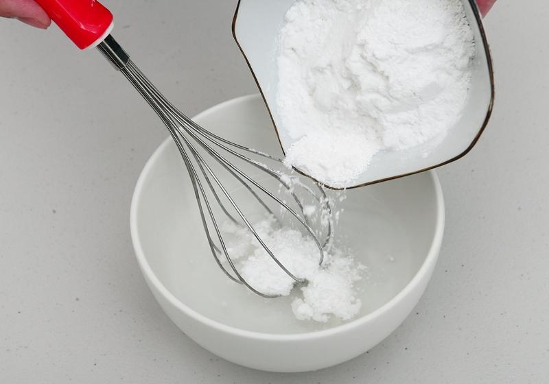 常溫水100c.c.與30g地瓜粉（或太白粉）均勻攪拌成糊狀。