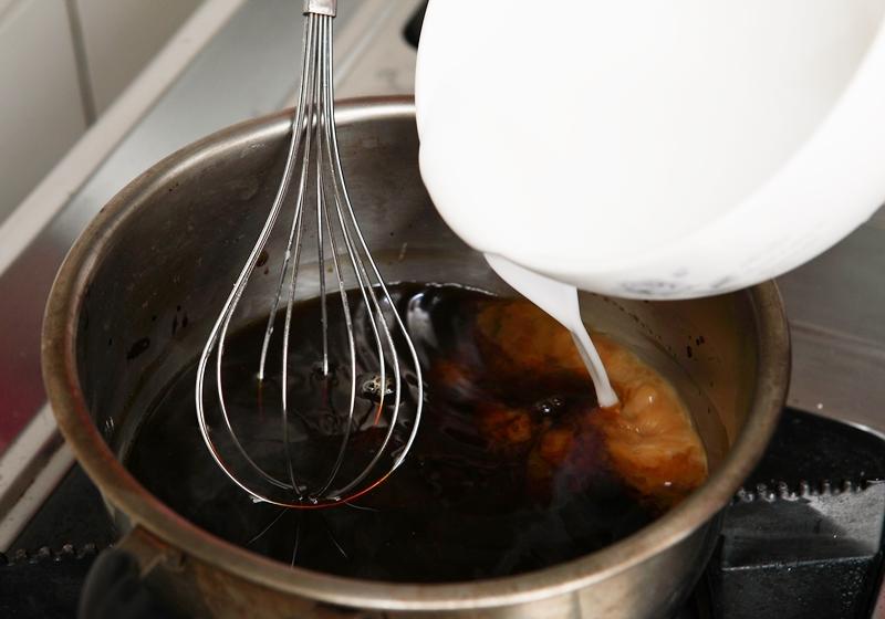 熱水100c.c.與黑糖80克混合，以小火煮3分鐘至糖融化。